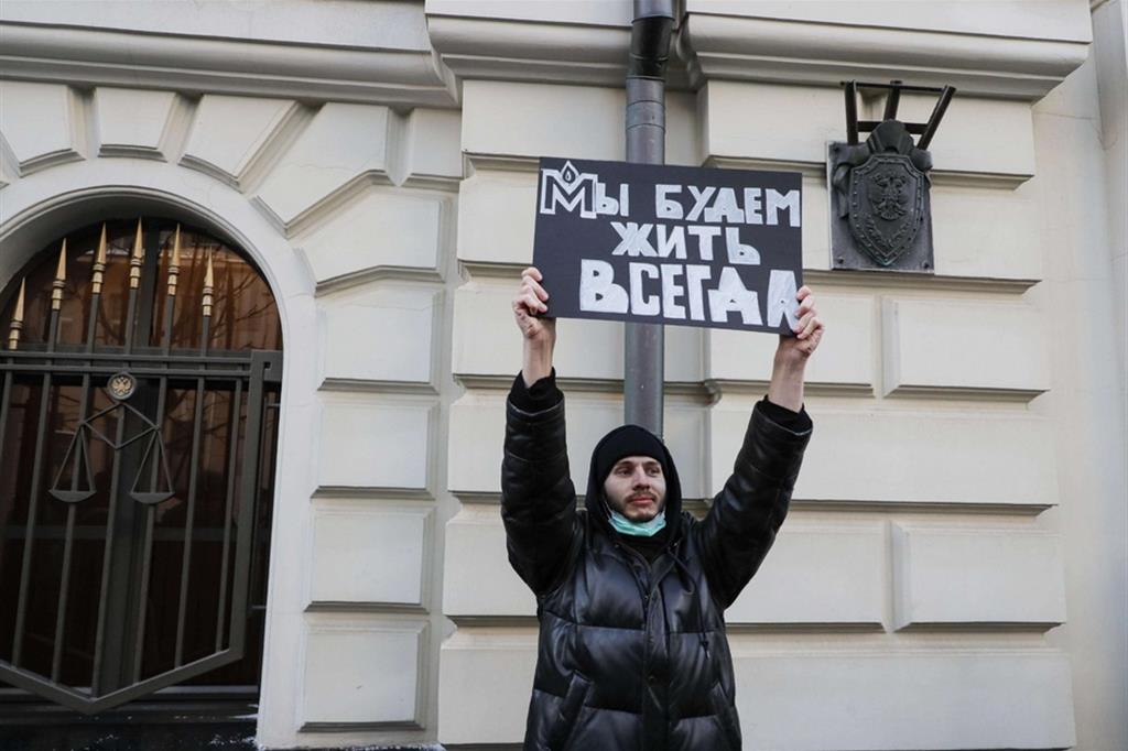 Un supporter di Memorial protesta davanti alla sede della Corte Suprema a Mosca. Nel cartello la scritta: "Noi siamo Memorial"