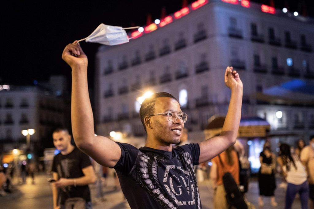 A Madrid si festeggia la fine delle mascherine all'aperto