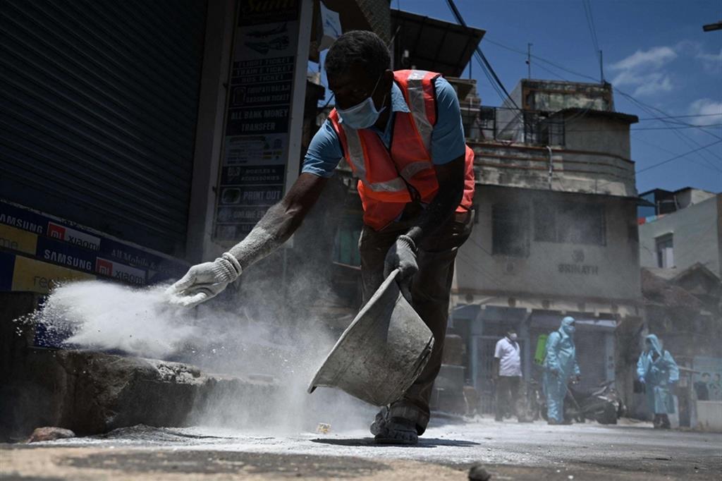 Operai disinfettano il cortile di una fabbrica a Chennai in India