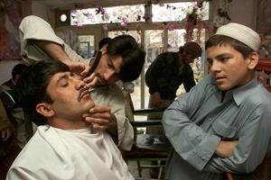 I taleban diffidano i barbieri: è vietato tagliare le barbe
