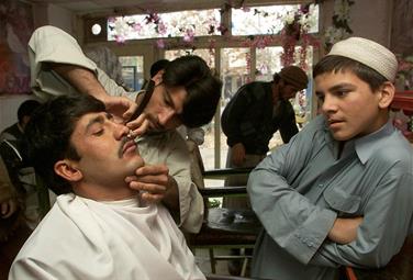 I taleban diffidano i barbieri: è vietato tagliare le barbe