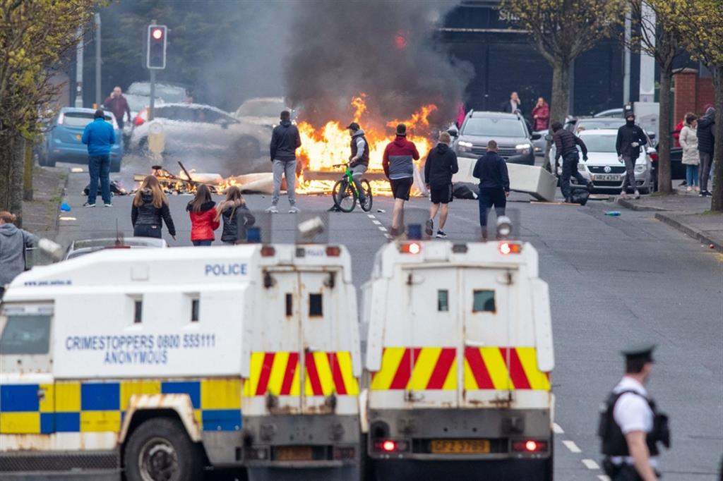 Incidenti tra lealisti e polizia a Belfast nell'aprile scorso