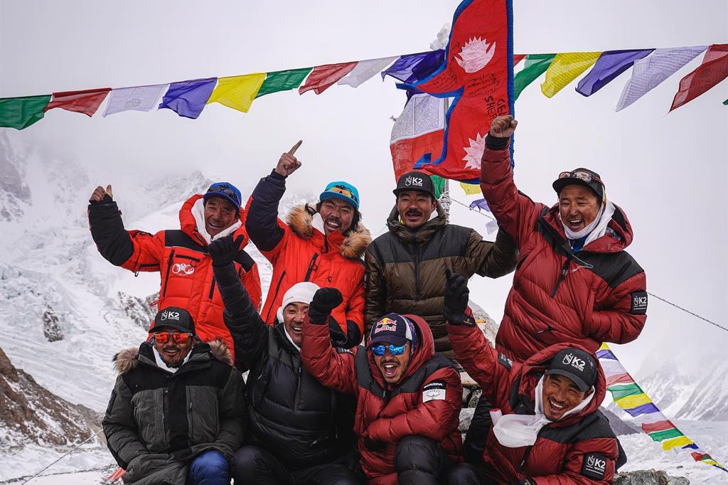 Una parte della squadra di sherpa che ha conquistato la vetta del K2 in prima invernale