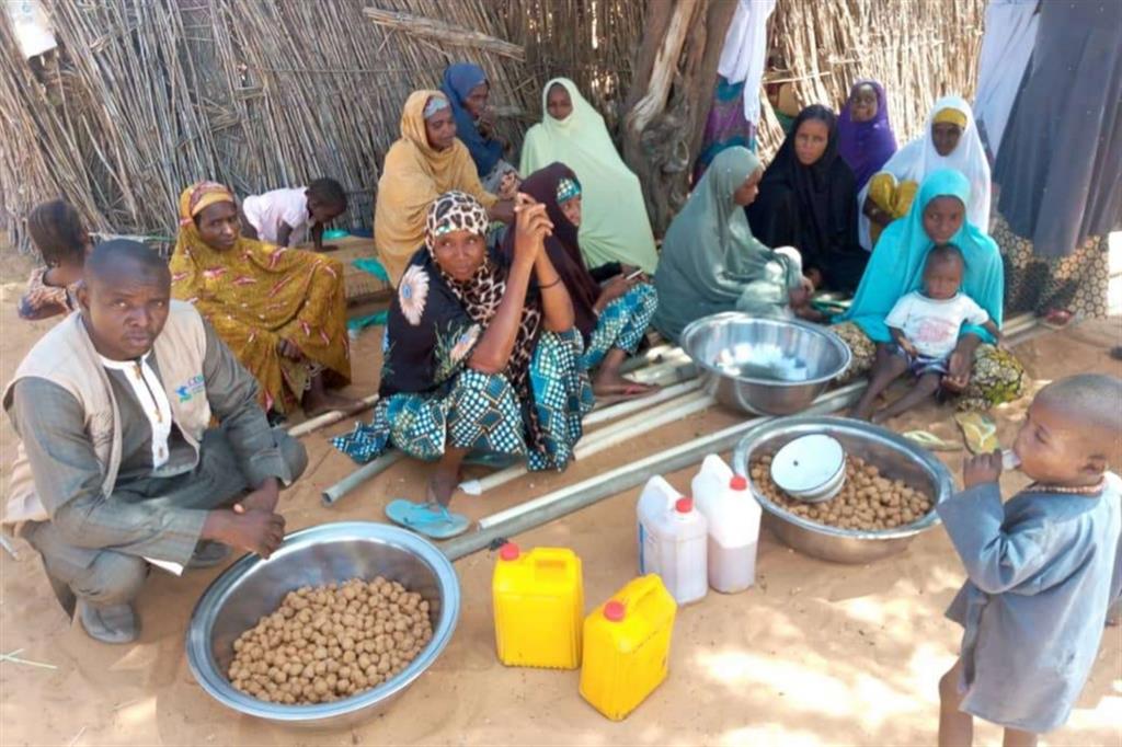 Gruppo di donne che estraggono l’olio d’arachide grazie ad una delle Attività Generatrici di Reddito (AGR) organizzate dal progetto, nel villaggio di Taudoun Wada (Maine Soroa). - ApsatouBagaya/COOPI