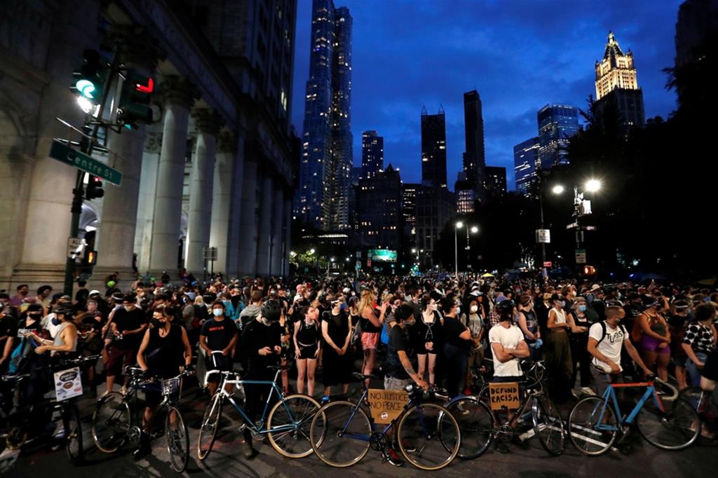 Proteste a New York di fronte al commissariato per denunciare le violenze dopo la morte di George Floyd