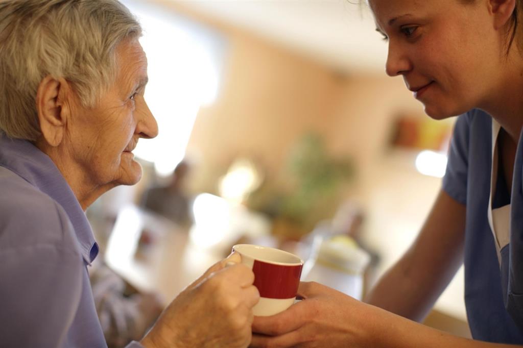 Per gli anziani assistiti in casa servono sconti fiscali e servizi