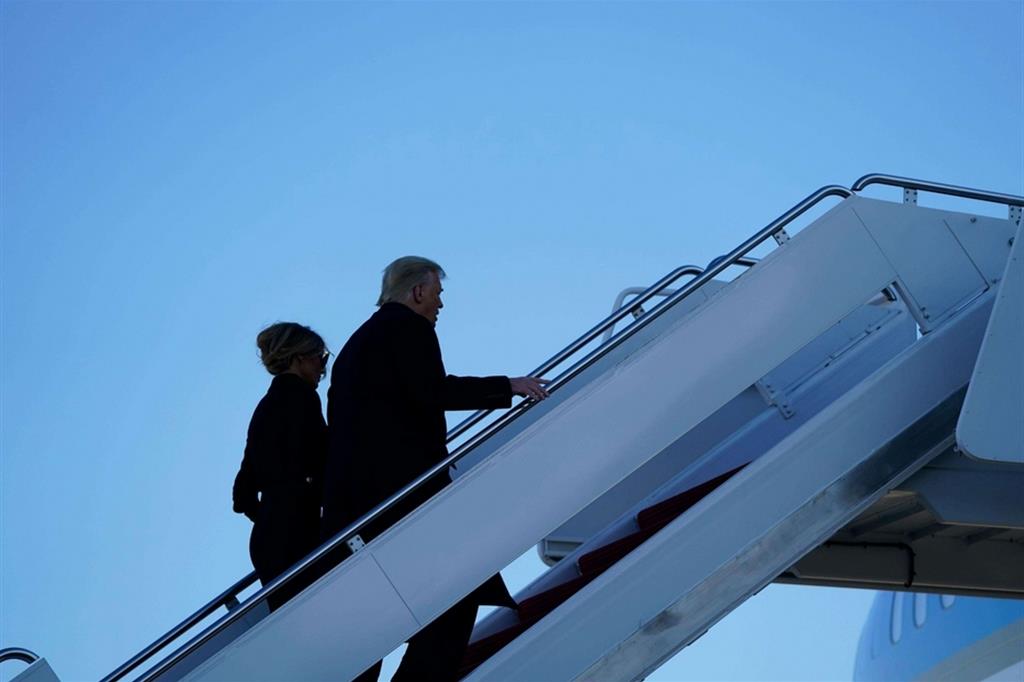 Donald Trump e la moglie Melania lasciano Washington per la Florida