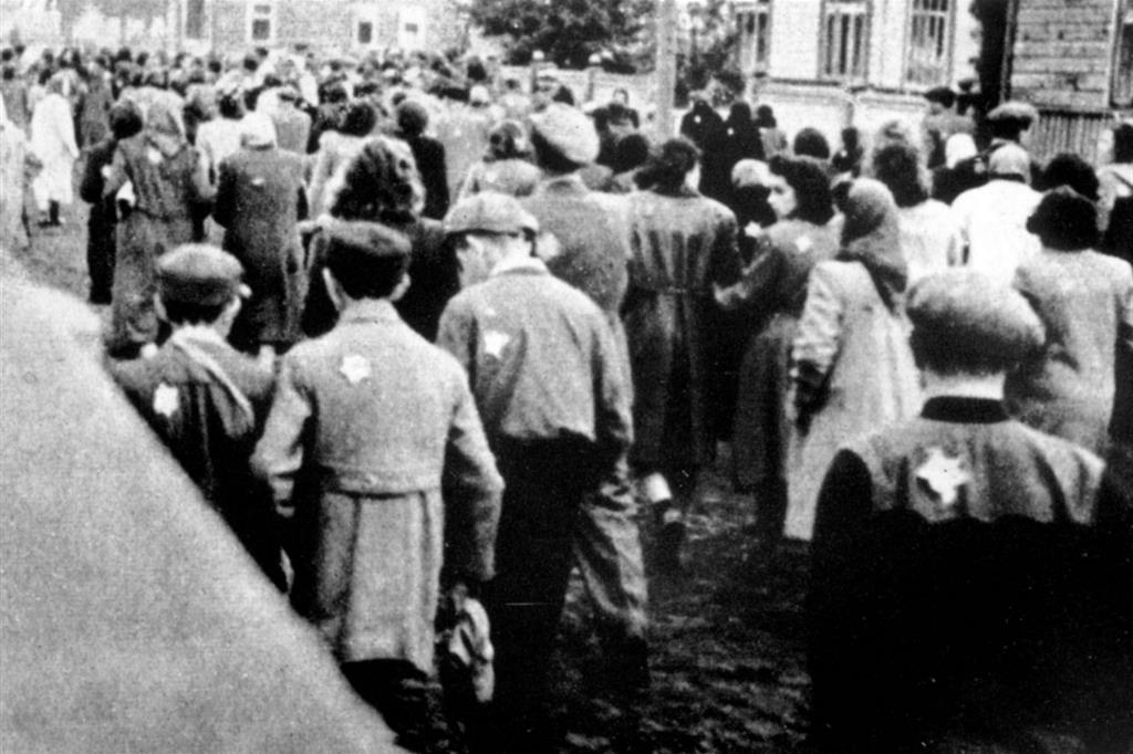 Ottobre 1941, gli ebrei di Odessa in coda per la registrazione