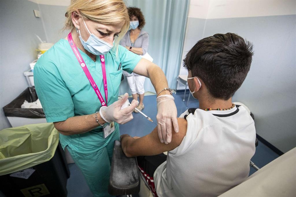 La vaccinazione di un ragazzino nell'hub di Rieti
