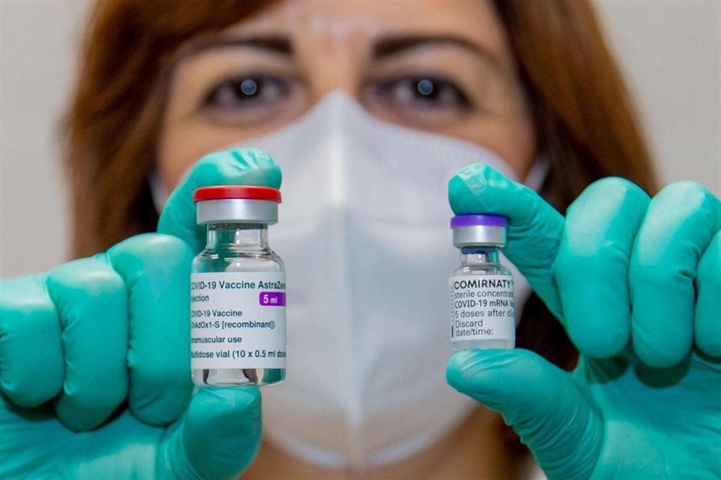 Un'operatrice sanitaria dell'ospedale San Carlo di Potenza mostra i vaccini anti Covid-19 AstraZeneca (a sinistra) e Pfizer