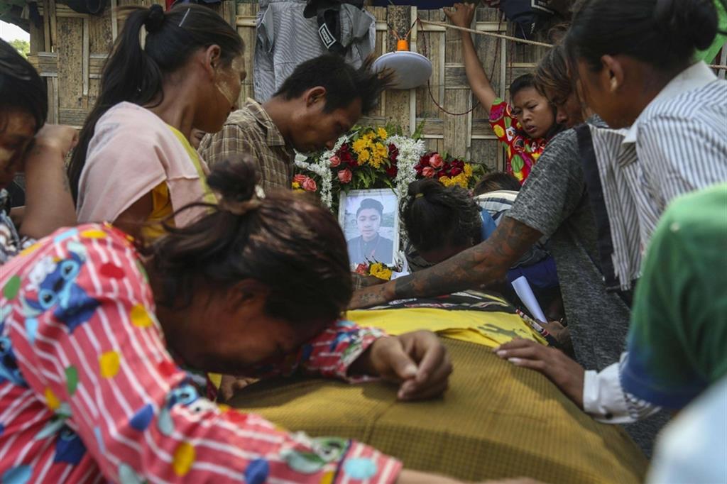 Il dolore dei parenti ai funerali di Ko Zaw Latt,18 anni, ucciso a colpi d'arma da fuoco durante un corteo di protesta a Mandalay