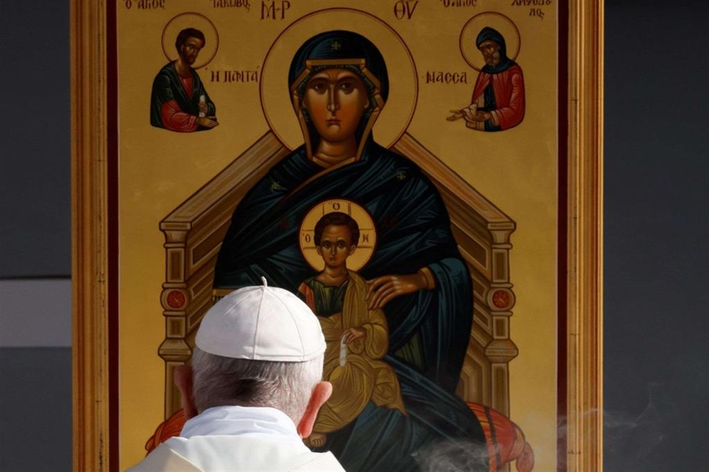 Il Papa venera un'immagine mariana durante la Messa a Cipro nel corso del suo viaggio apostolico appena concluso