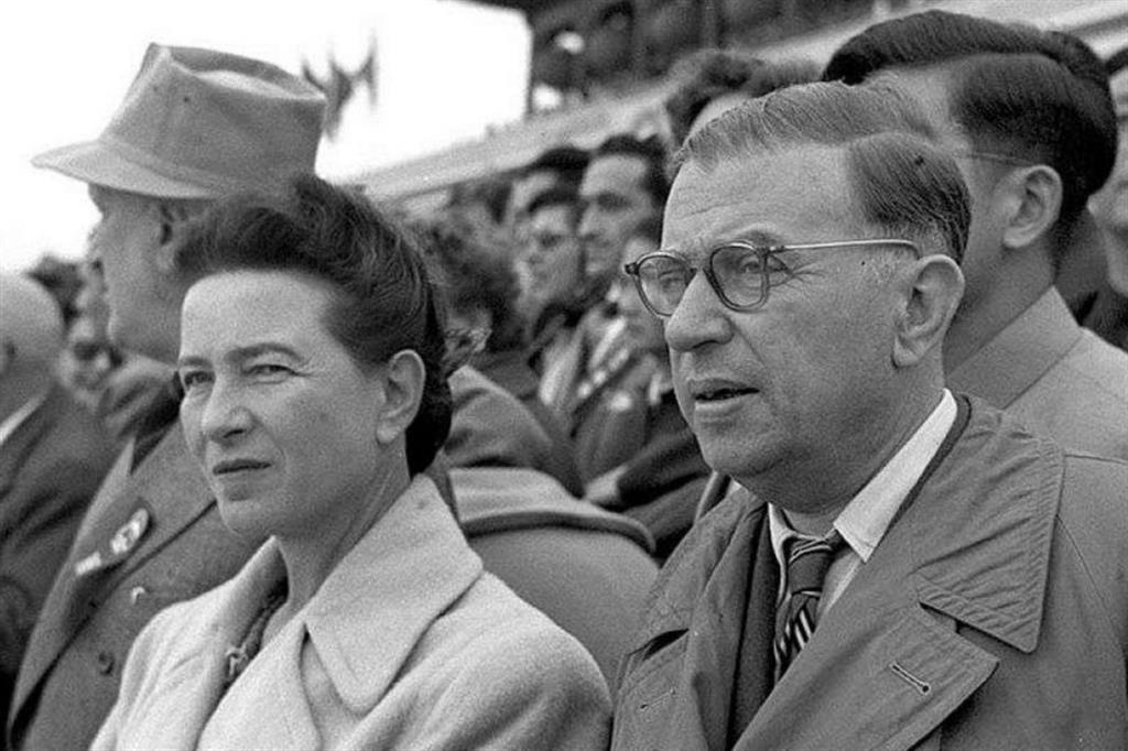 Simone de Beauvoir e Jean-Paul Sartre in piazza Tiananmen a Pechino in occasione del 6° anniversario della fondazione della Cina comunista il 1° ottobre 1955