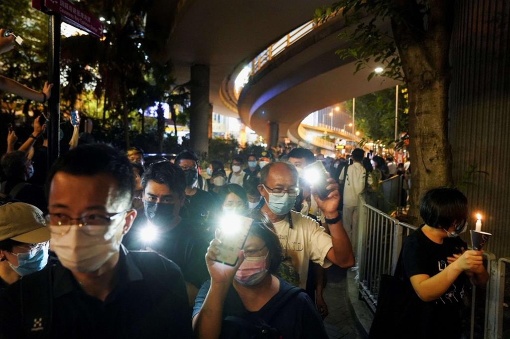 A Hong Kong la luce sfida  i divieti:  in decine di migliaia intorno  a Victoria Park hanno acceso telefoni  e candele