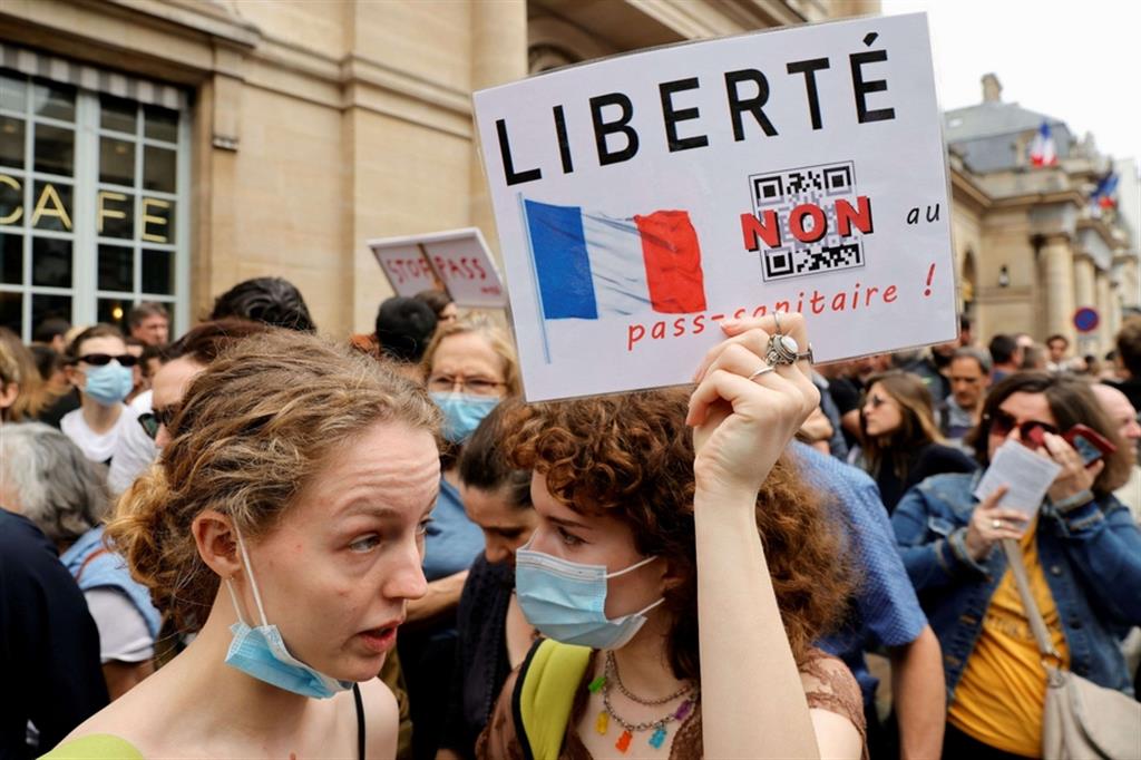 A Parigi in migliaia stanno protestando contro l'estensione dell'obbligo del Green Pass
