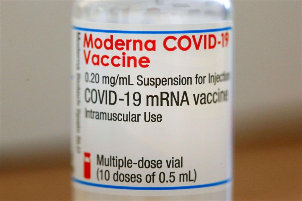 Vaccino, anche Moderna taglia le consegne. Via libera dell'Ema ad AstraZeneca