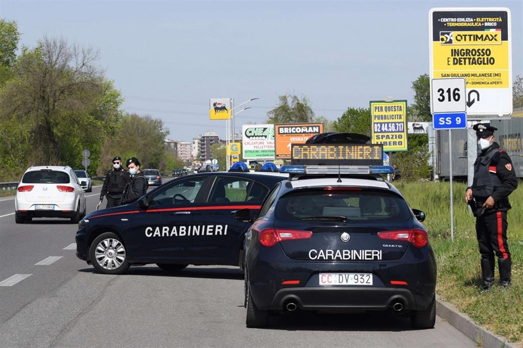 Controlli dei Carabinieri, in zona rossa il lunedì dell'Angelo, sulla via Emilia a San Giuliano Milanese