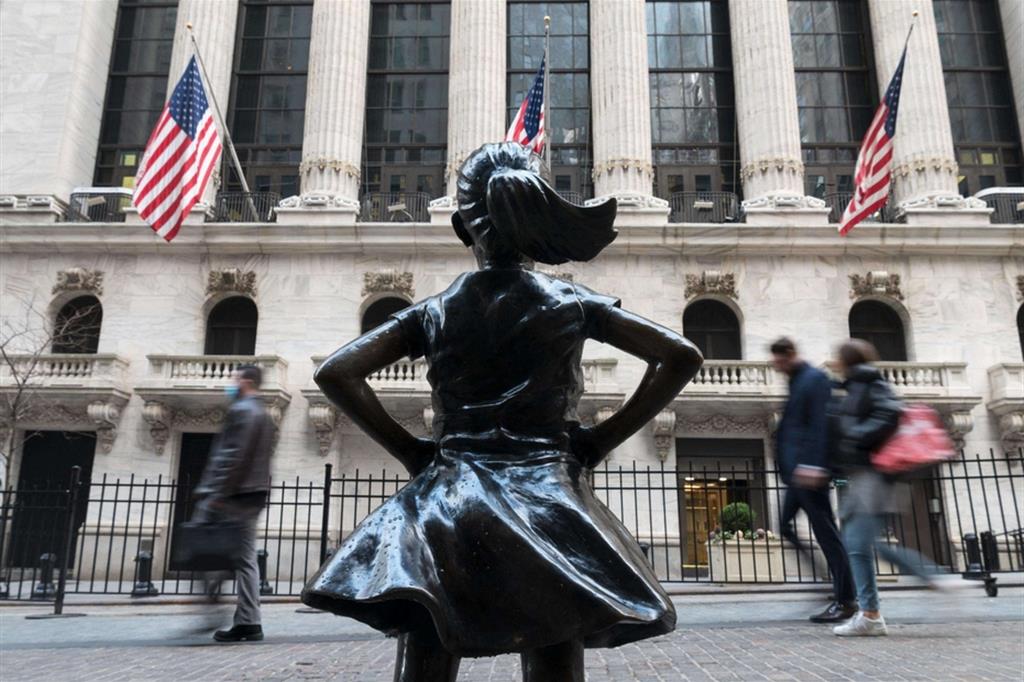 La statua della "Fearless Girl" davanti alla sede della Borsa Americana