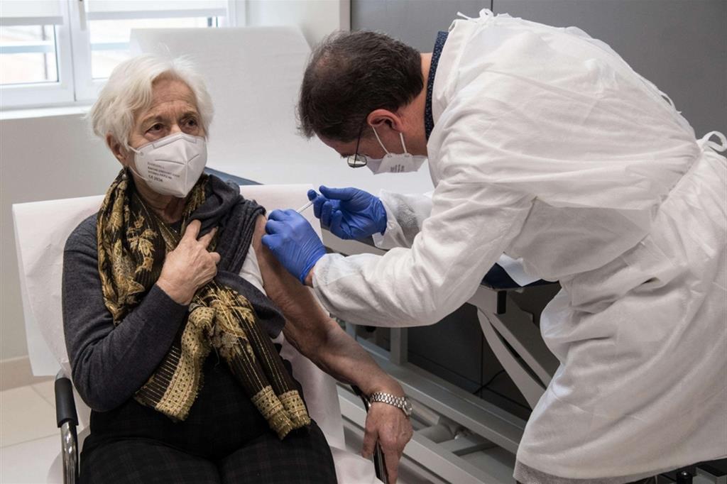 Il “Silver Vaccine Day” iniziato ieri a Genova: una over 80 riceve la sua dose nell’ex ospedale di Quarto