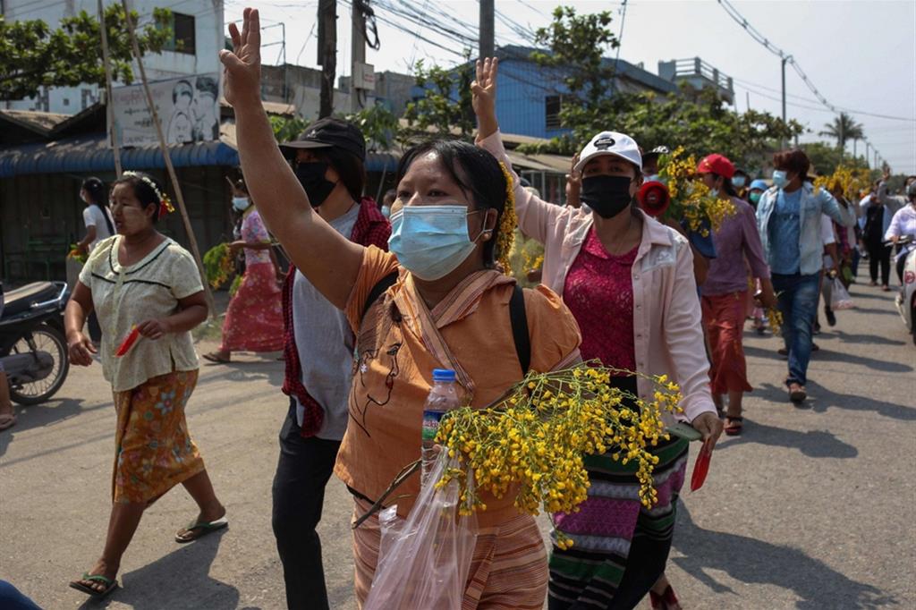 Dimostranti durante una protesta contro il colpo di stato militare a Mandalay, Myanmar