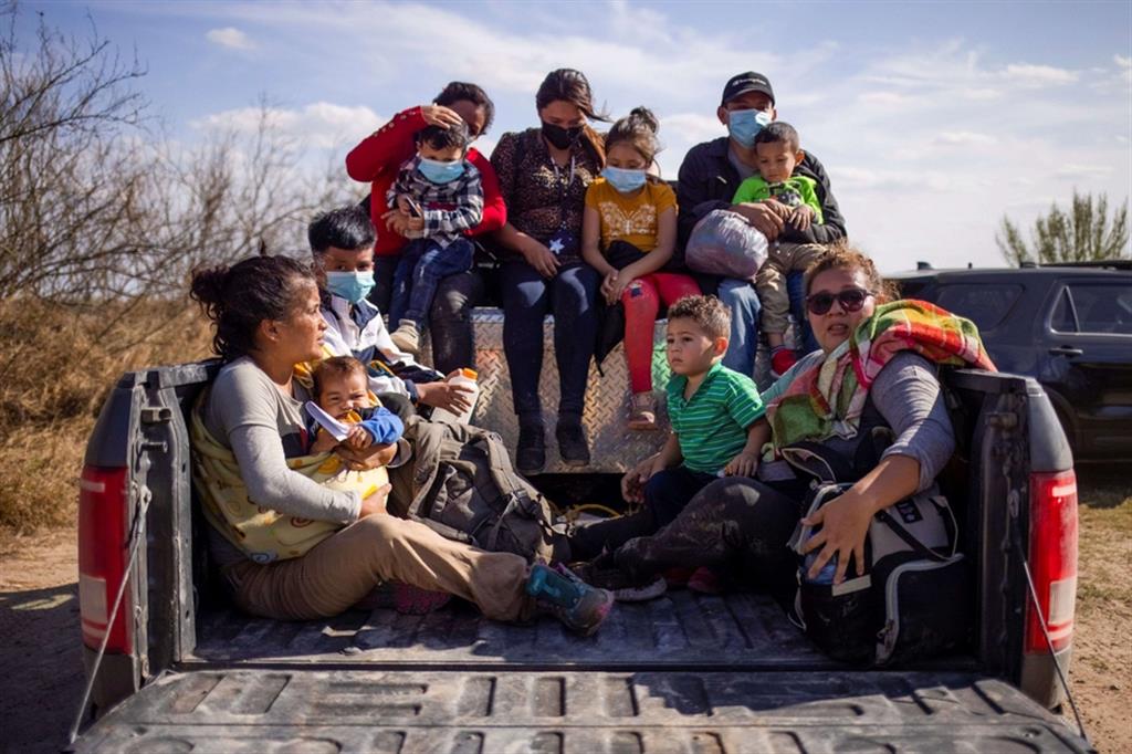Madri e bimbi bloccati dalla polizia di frontiera statunitense lungo il Rio Bravo