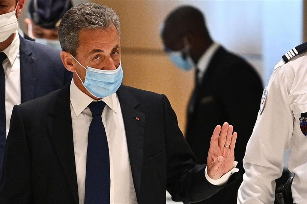 L'ex presidente francese Nicolas Sarkozy all'arrivo in tribunale a Parigi