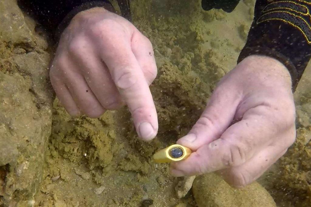 La gemma incastonata nell'anello trovato nei fondali antistanti il porto di Cesarea