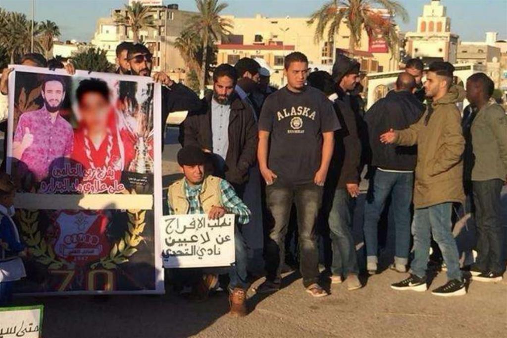 una delle continue manifestazioni in piazza in Libia a difesa dei "calciatori"