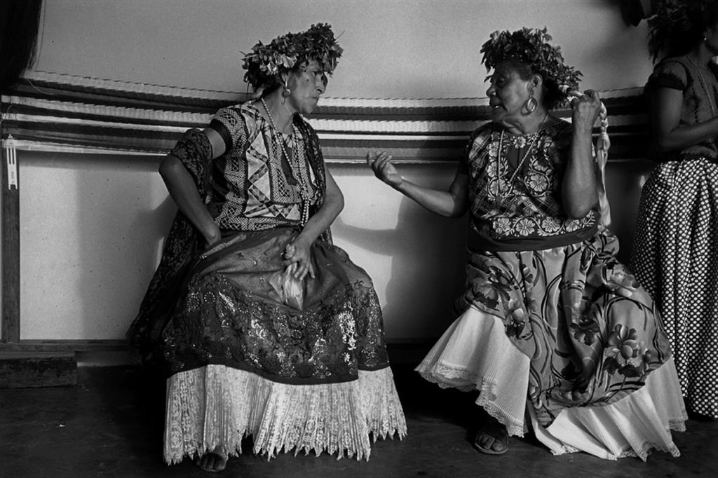 Graciela Iturbide, “Conversacion”, Juchitan, México, 1986. Opera esposta nella mostra “Essere umane. Le grandi fotografe raccontano il mondo” allestita a Forlì