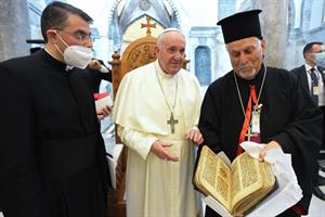 Il Papa riporta a Qaraqosh il libro sacro salvato dall'odio del Daesh