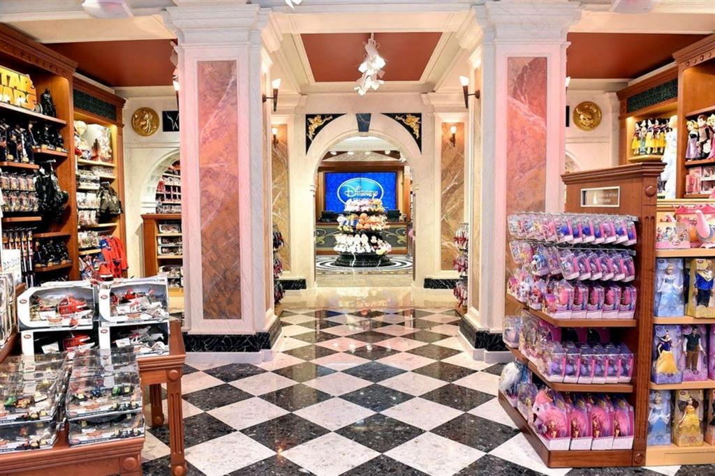 Gli interni del Disney Store di Roma, in via del Corso