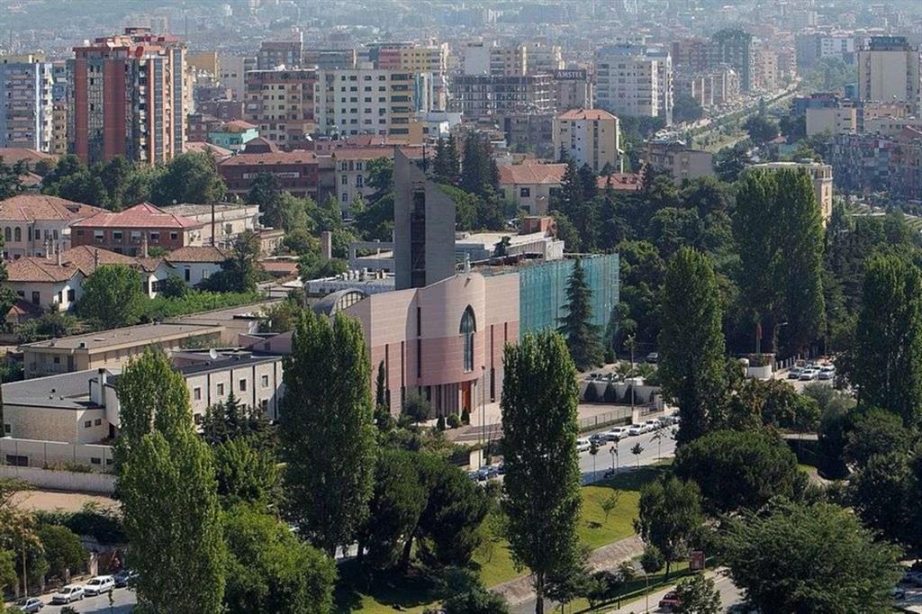 Un'immagine di Tirana, la capitale albanese. Al centro la Cattedrale cattolica di San Paolo