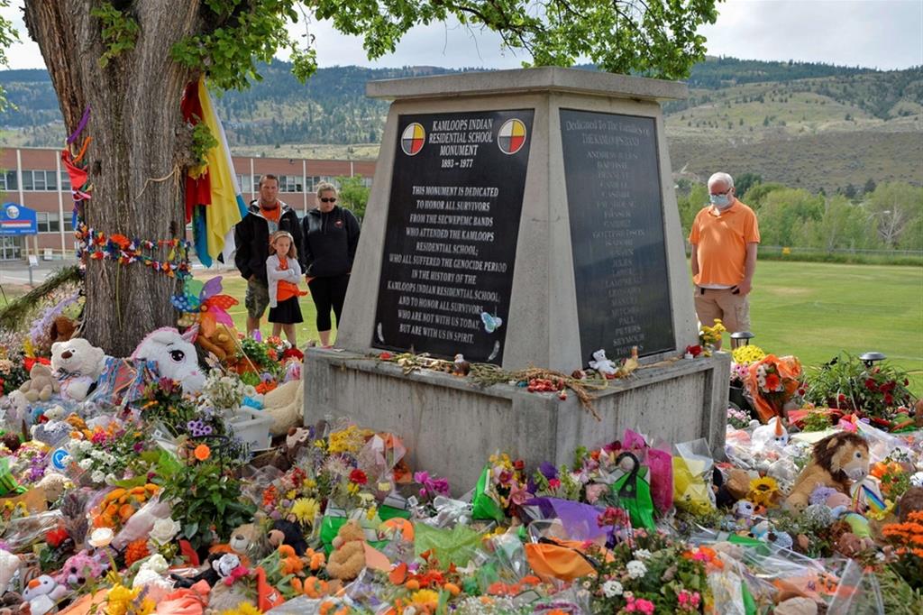 Cittadini canadesi visitano il monumento che commemora i 215 bambini morti per maltrattamenti in istituzioni cristiane