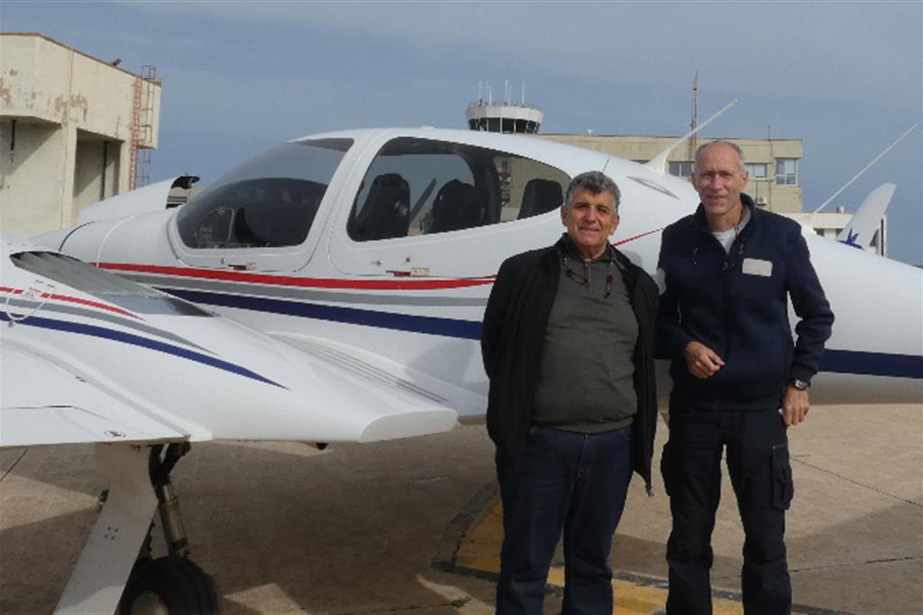 Pietro Bartolo con il comandante del velivolo di "Pilotes Volontaires"