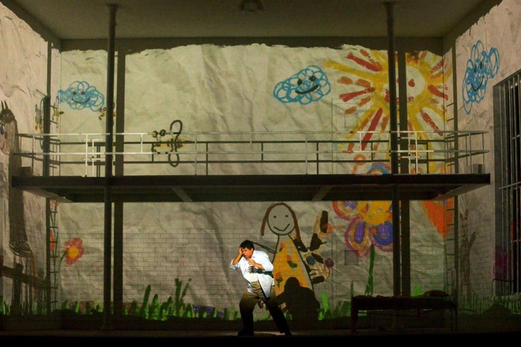 Teatro La Fenice di Venezia, una scena del "Rigoletto" di Damiano Michieletto con Luca Salsi