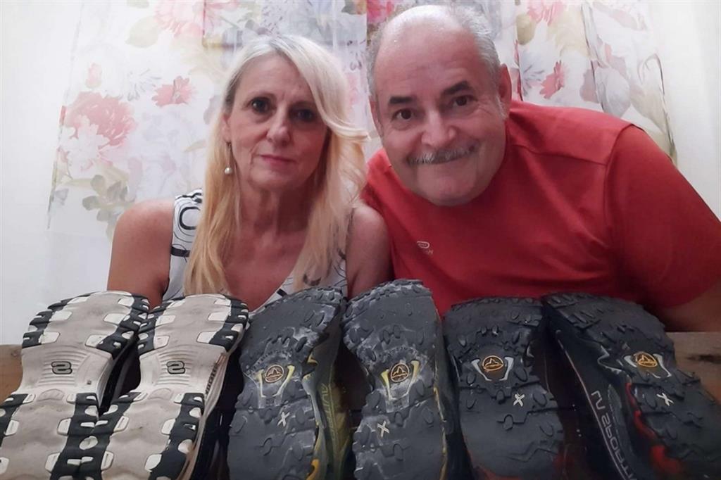 Lorenza e Paolo Molon, con le scarpe usate dall’uomo per il cammino di 300 chilometri