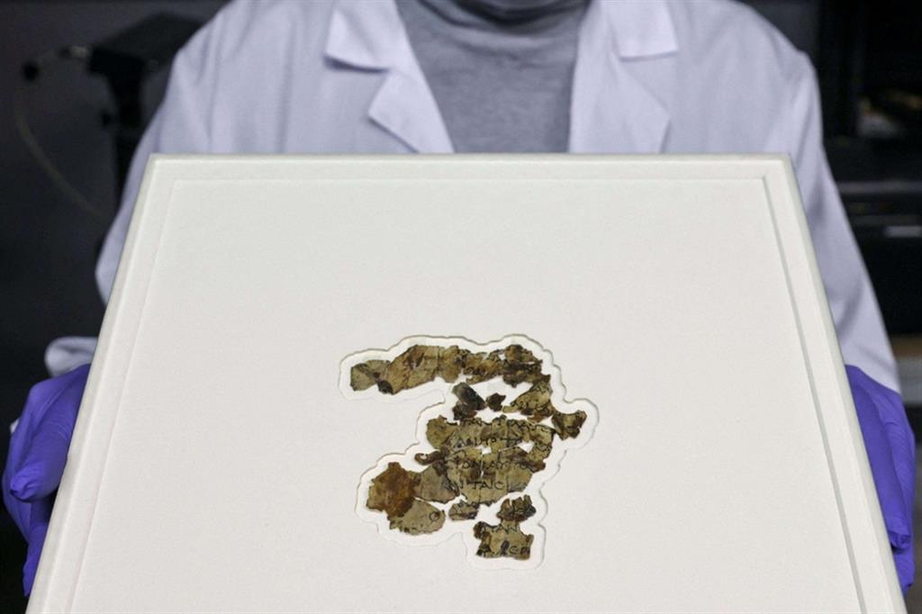 Una funzionaria della Israel Antiquities Authority (IAA) mostra alcuni dei frammenti di una Bibbia risalenti al II secolo