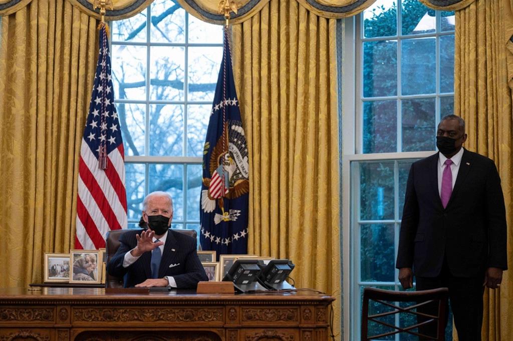 Il presidente Joe Biden con il Segretario alla Difesa Llyod Austin nello Studio Ovale della Casa Bianca