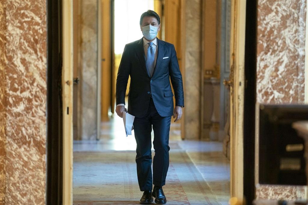 Il presidente del Consiglio, Giuseppe Conte, cammina attraverso i saloni di Palazzo Chigi.