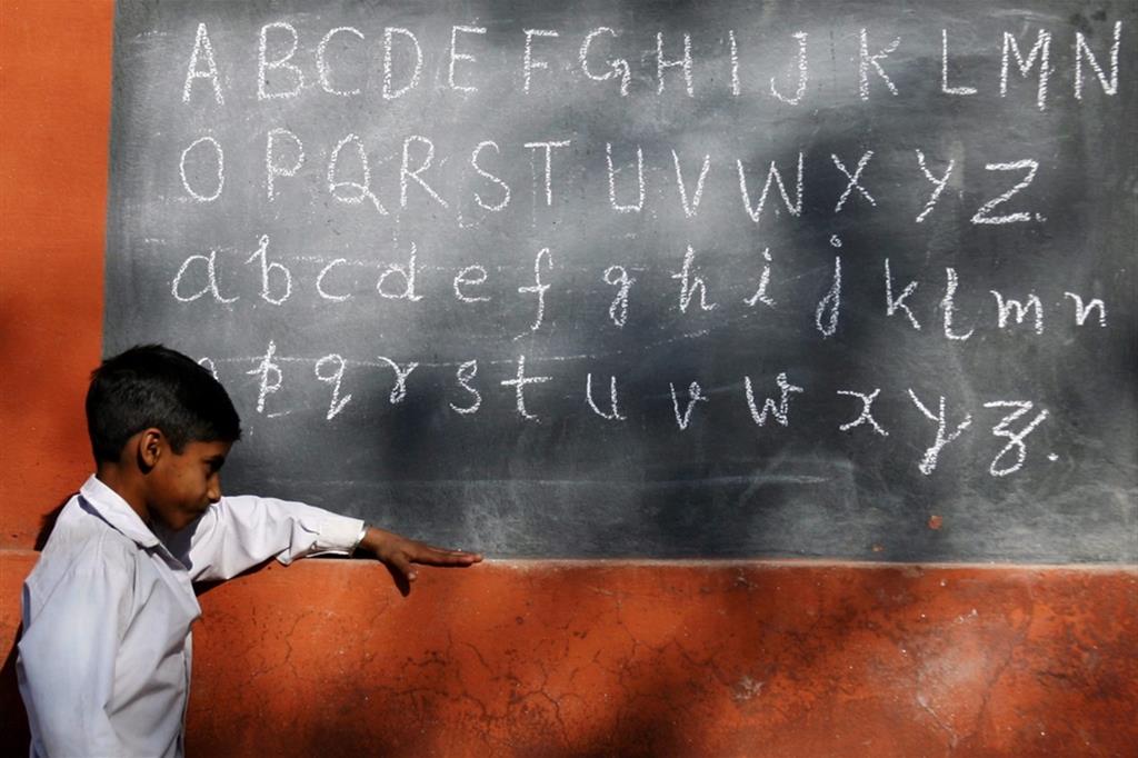 Un alunno in una scuola di Jammu, in India