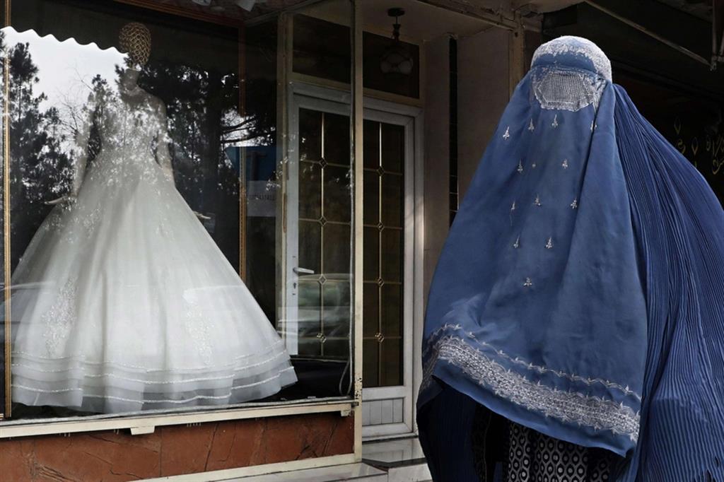 Una donna afghana ricoperta dal burqa per le strade di Kabul