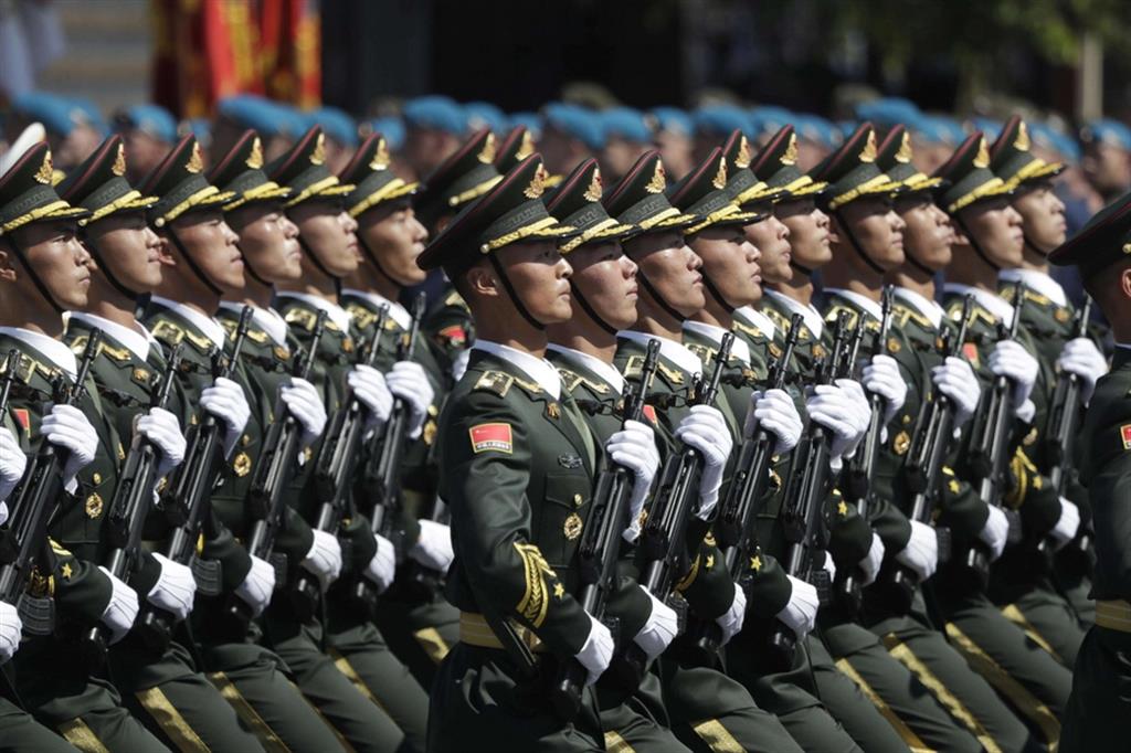 Un reparto dell’esercito cinese marcia sulla Piazza Rossa a Mosca nell'anniversario della fine della Seconda guerra mondiale