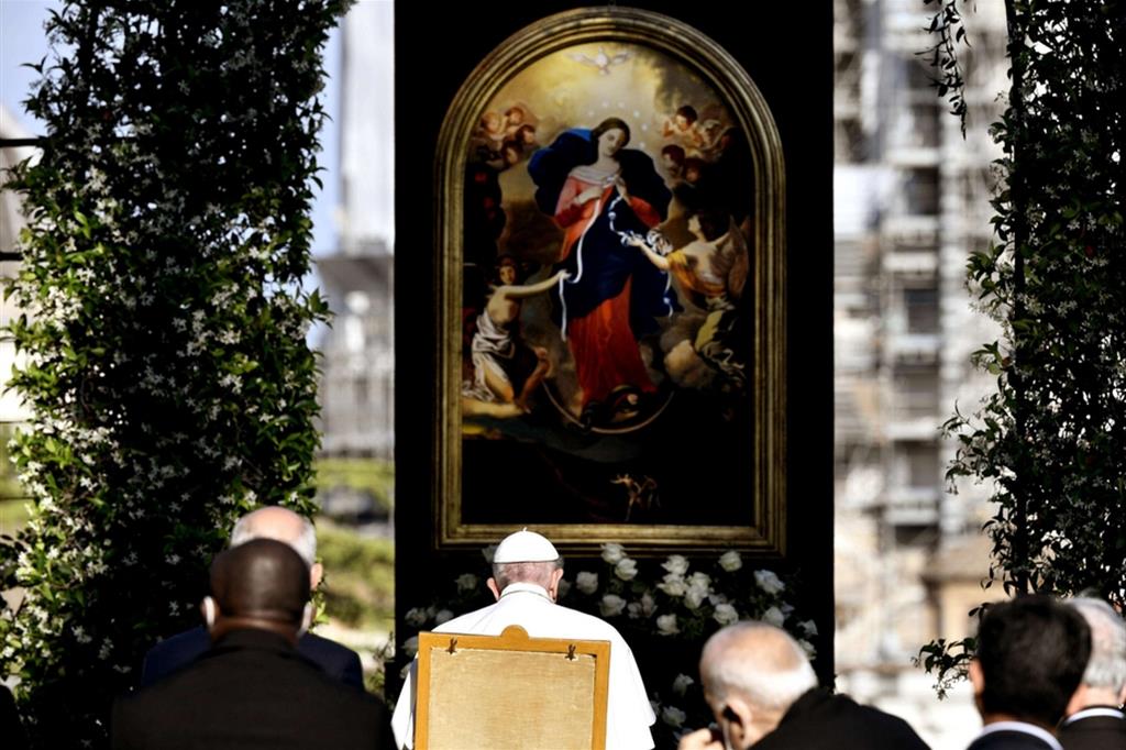 Papa Francesco guida la preghiera del Rosario per la fine della pandemia nei Giardini Vaticani
