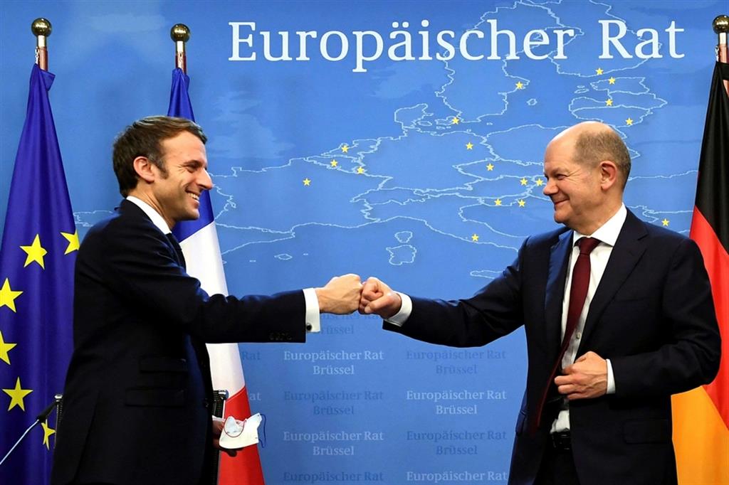 Il presidente francese Emmanuel Macron e il nuovo cancelliere tedesco, Olaf Scholz, durante la loro prima conferenza congiunta al termine del Consiglio Europeo