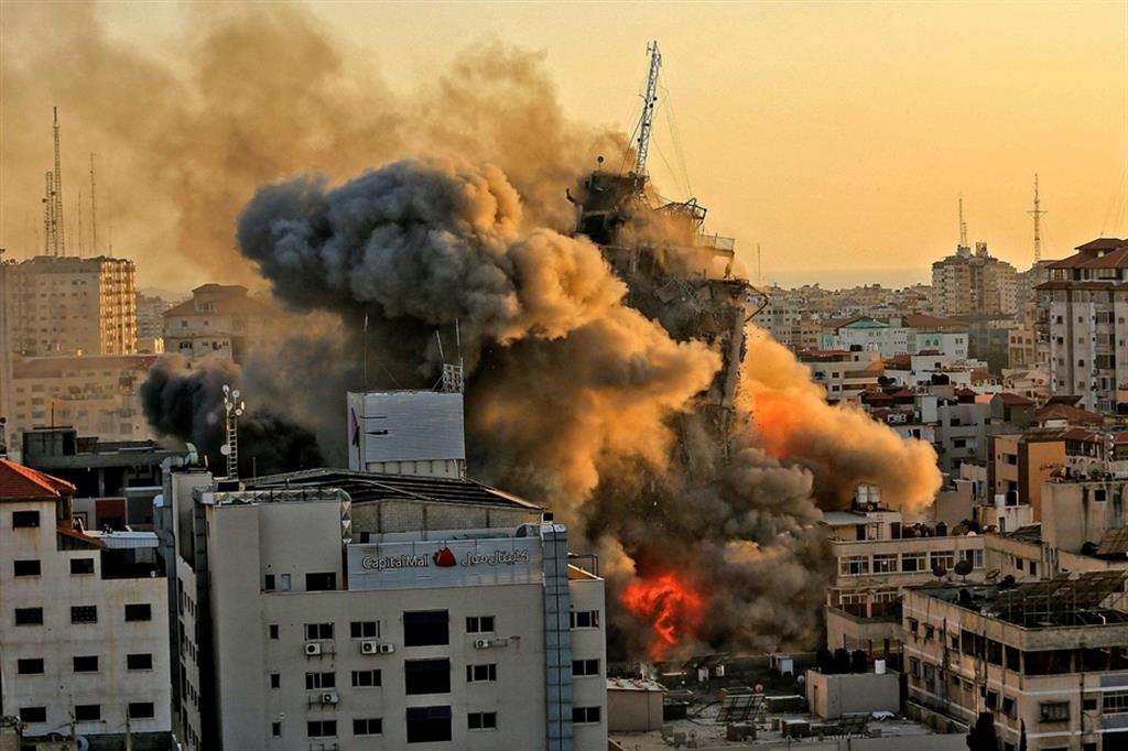 Un edificio colpito a Gaza dai raid aerei israeliani