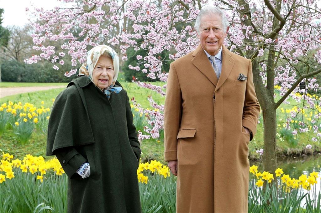 La regina Elisabetta (94 anni) con il figlio ed erede Carlo (72 anni)