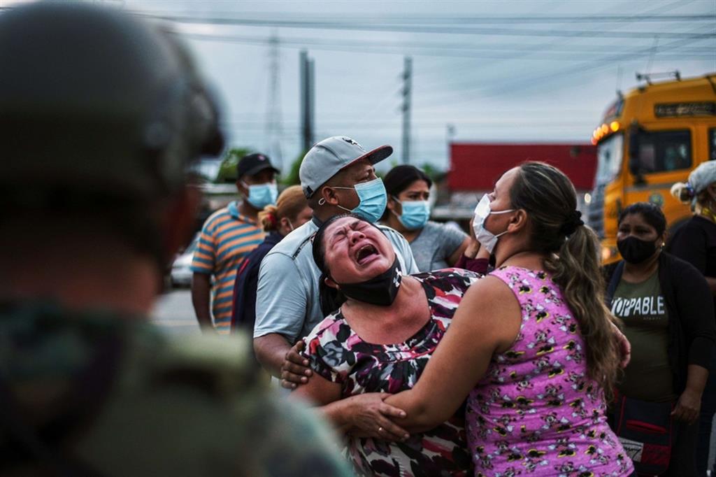 Il dolore dei parenti delle vittime all'esterno della prigione di Guayaquil,