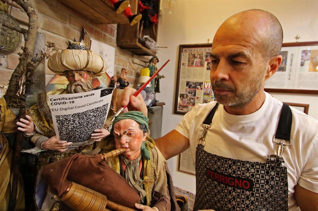 Marco Ferrigno, artigiano napoletano, si è subito adeguato alle regole governative - Fotogramma