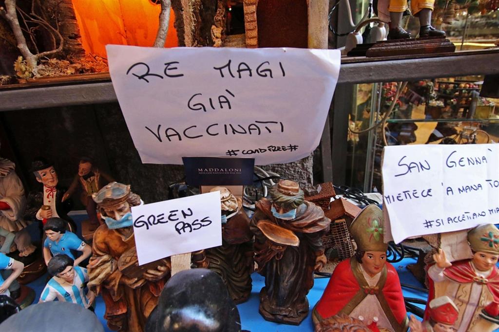 In San Gregorio Armeno, a Napoli, i cartelli sono espliciti - Fotogramma