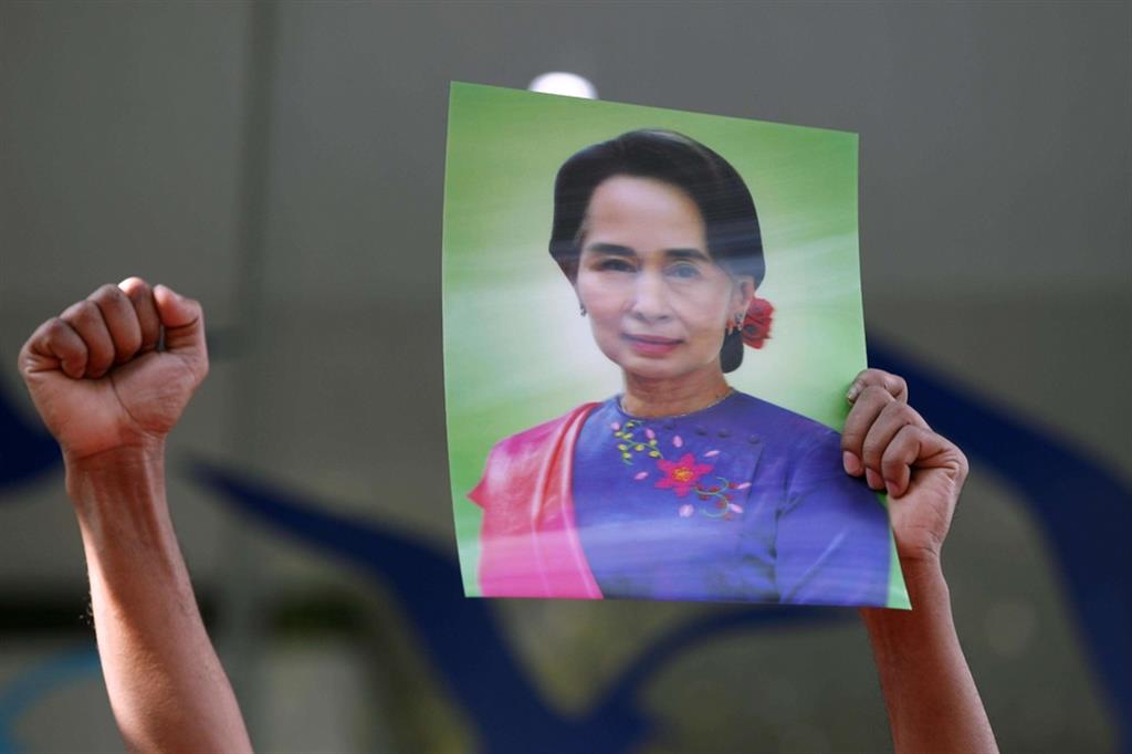 Colpo di Stato in Myanmar; la folla acclama Aung San Suu Kyi